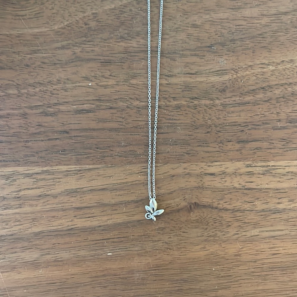 Beautiful Tiffany and Co Olive Leaf Pendant necklace in amazing condition!!